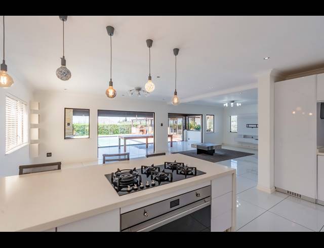 4 BEDROOM HOUSE FOR SALE IN HILLCREST CENTRAL